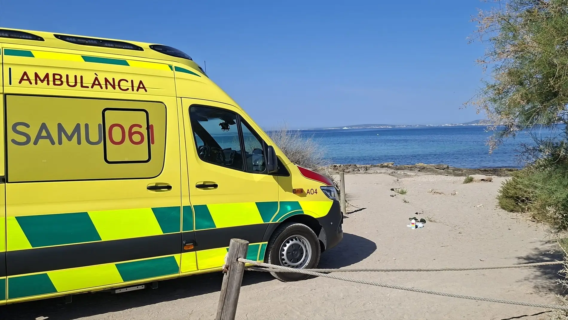 Ambulancia del SAMU 061 frente a una playa Ambulancia del SAMU 061 frente a una playa