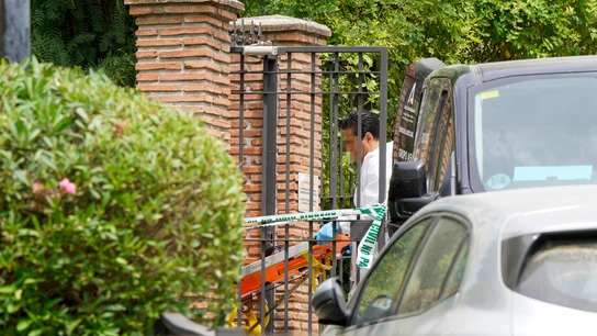 Agentes Judiciales trasladan la camilla para sacar el cuerpo de la mujer de 45 años ha sido hallada muerta Agentes Judiciales trasladan la camilla para sacar el cuerpo de la mujer de 45 años ha sido hallada muerta