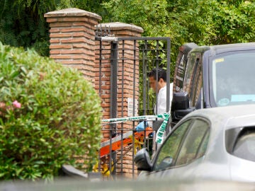 Agentes Judiciales trasladan la camilla para sacar el cuerpo de la mujer de 45 a&ntilde;os ha sido hallada muerta
