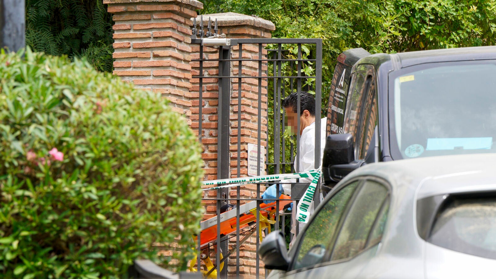 Encuentran el cadáver de una mujer con un corte en el cuello en una vivienda de Benahavís (Málaga)
