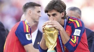 Ferran Torres con la copa del mundo
