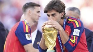 Ferran Torres con la copa del mundo