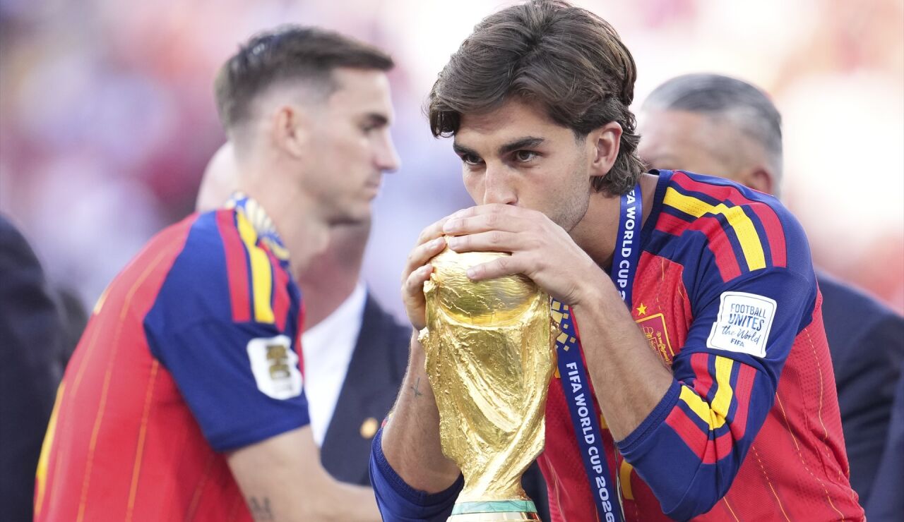 Ferran Torres con la copa del mundo