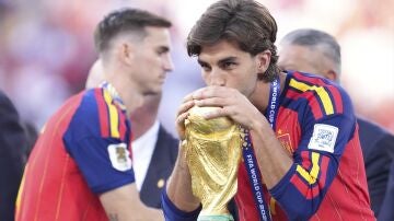 Ferran Torres con la copa del mundo