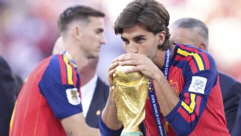 Ferran Torres con la copa del mundo