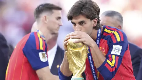 Ferran Torres con la copa del mundo Ferran Torres con la copa del mundo