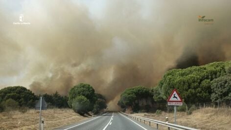 Cortan una carretera por un incendio en Almorox (Toledo)