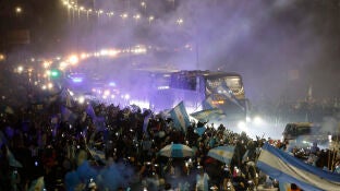 Imagen de los aficionados recibiendo a los jugadores de la selecci&oacute;n argentina 