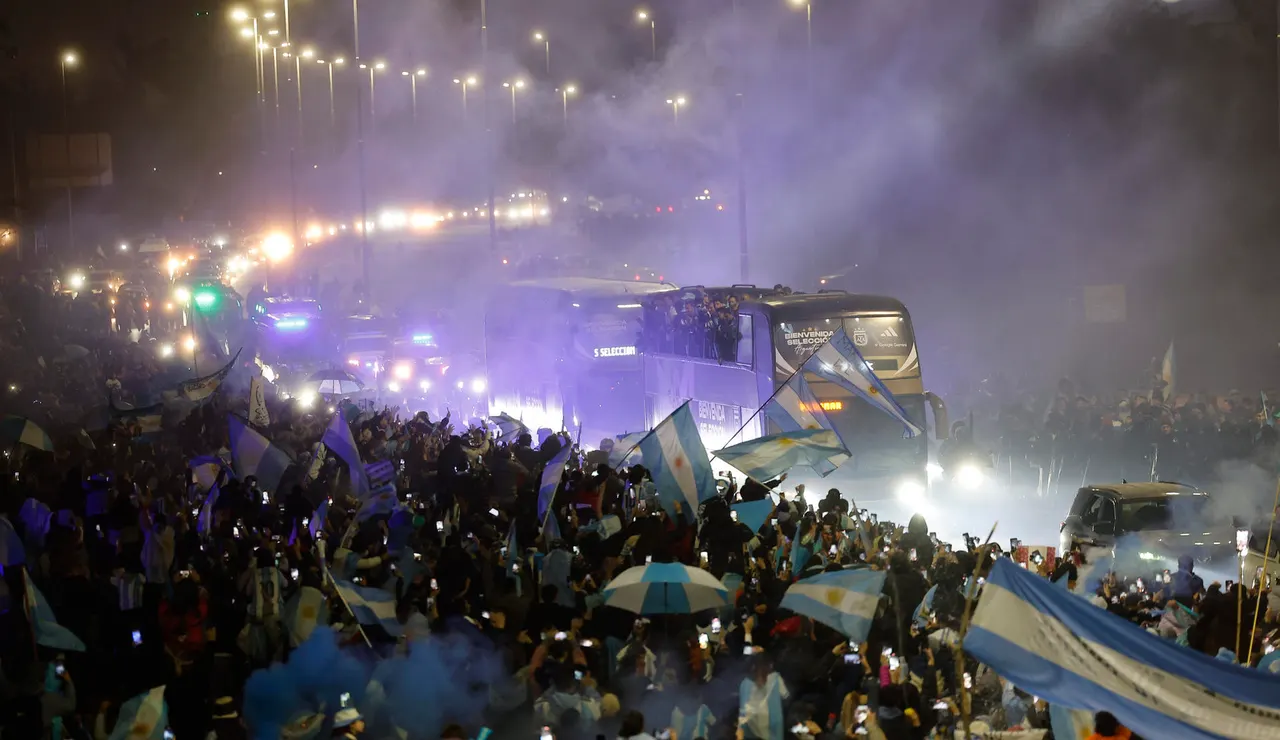 Imagen de los aficionados recibiendo a los jugadores de la selección argentina