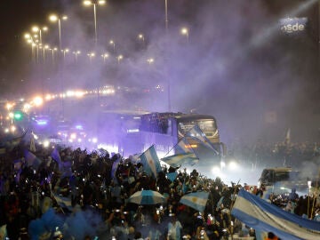 Imagen de los aficionados recibiendo a los jugadores de la selecci&oacute;n argentina 