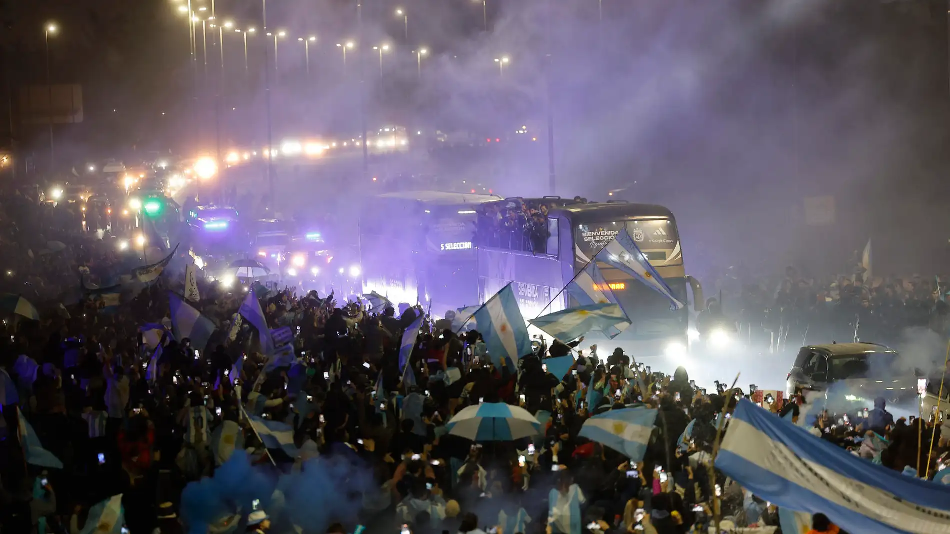 Imagen de los aficionados recibiendo a los jugadores de la selección argentina Imagen de los aficionados recibiendo a los jugadores de la selección argentina