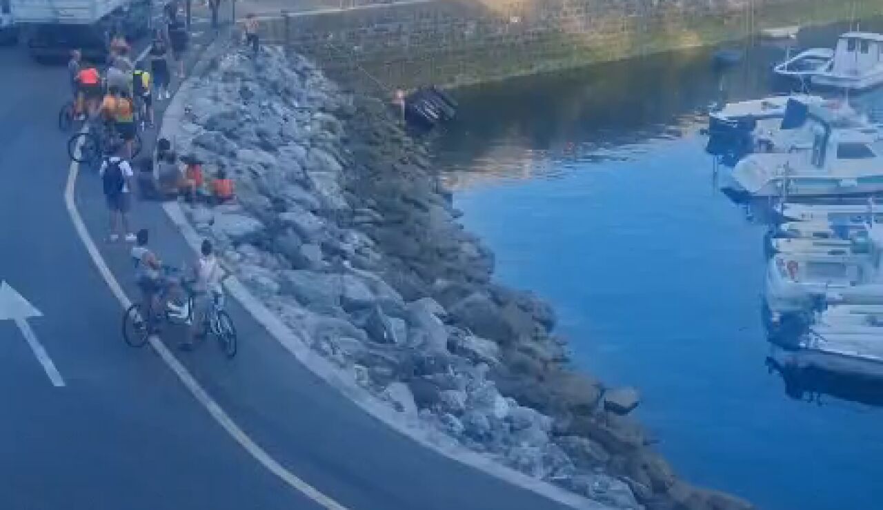 V&Iacute;DEO: Un coche cae el mar en el puerto de Hondarribia