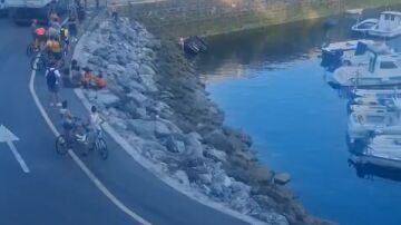 V&Iacute;DEO: Un coche cae el mar en el puerto de Hondarribia
