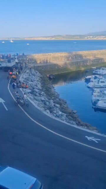 V&Iacute;DEO: Un coche cae el mar en el puerto de Hondarribia