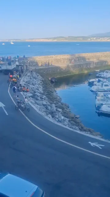 VÍDEO: Un coche cae el mar en el puerto de Hondarribia VÍDEO: Un coche cae el mar en el puerto de Hondarribia