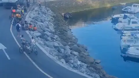 VÍDEO: Un coche cae el mar en el puerto de Hondarribia VÍDEO: Un coche cae el mar en el puerto de Hondarribia