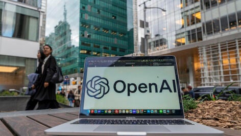 Imagen de un ordenador con el logo de OpenAI, en una fotograf&iacute;a de archivo