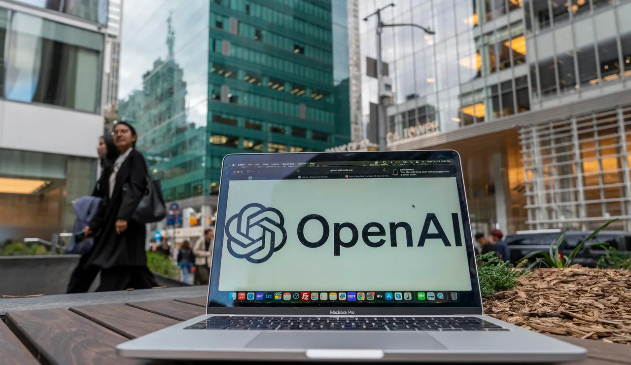 Imagen de un ordenador con el logo de OpenAI, en una fotografía de archivo