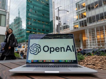 Imagen de un ordenador con el logo de OpenAI, en una fotograf&iacute;a de archivo