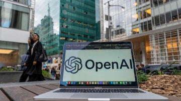 Imagen de un ordenador con el logo de OpenAI, en una fotograf&iacute;a de archivo