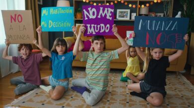 Los niños montan una huelga en el salón: El 15-M que puede parar una mudanza