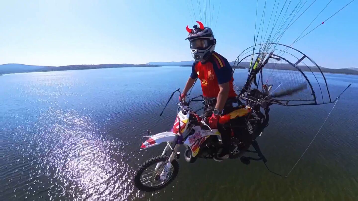 Jaime Bonet lleva a Espa&ntilde;a por los cielos: vuela en moto con la camiseta de la Selecci&oacute;n