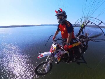 Jaime Bonet lleva a Espa&ntilde;a por los cielos: vuela en moto con la camiseta de la Selecci&oacute;n