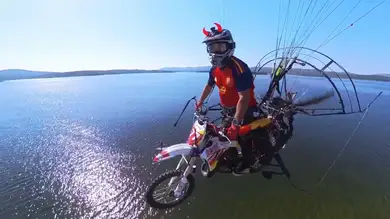 Jaime Bonet lleva a España por los cielos: vuela en moto con la camiseta de la Selección Jaime Bonet lleva a España por los cielos: vuela en moto con la camiseta de la Selección