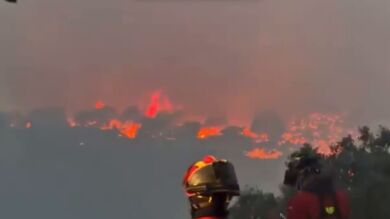 Los incendios provocan la evacuación de 3.500 personas en Aldea del Fresno, Madrid, y a otras 1.500 en el Tiemblo, Ávila