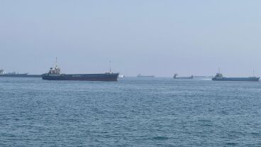 Ir&aacute;n informa de un petrolero incendiado tras pasar "tentado por EEUU" por una ruta minada del estrecho de Ormuz