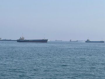 Ir&aacute;n informa de un petrolero incendiado tras pasar "tentado por EEUU" por una ruta minada del estrecho de Ormuz