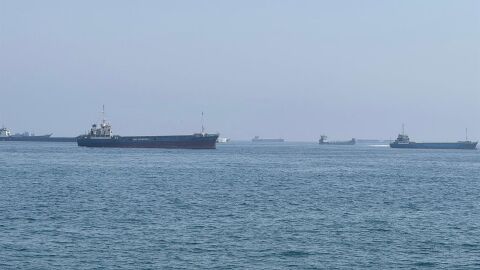 Ir&aacute;n informa de un petrolero incendiado tras pasar "tentado por EEUU" por una ruta minada del estrecho de Ormuz
