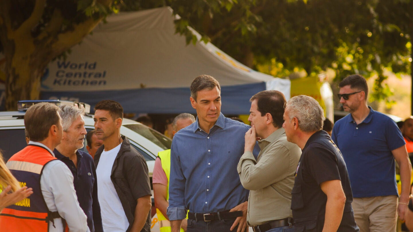 El presidente del Gobierno, Pedro S&aacute;nchez, durante la visita al Puesto de Mando Avanzado (PMA) instalado para gestionar las labores de extinci&oacute;n del incendio forestal de Burgohondo
