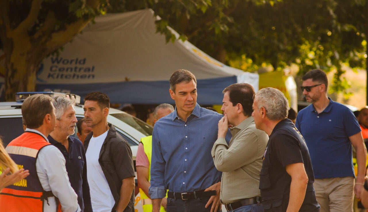 El presidente del Gobierno, Pedro S&aacute;nchez, durante la visita al Puesto de Mando Avanzado (PMA) instalado para gestionar las labores de extinci&oacute;n del incendio forestal de Burgohondo