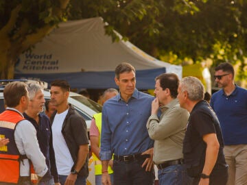 El presidente del Gobierno, Pedro S&aacute;nchez, durante la visita al Puesto de Mando Avanzado (PMA) instalado para gestionar las labores de extinci&oacute;n del incendio forestal de Burgohondo