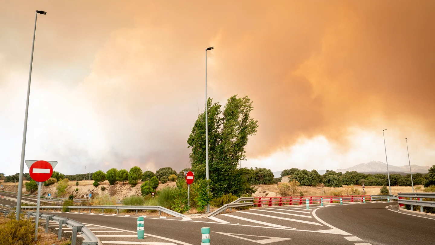 Los incendios en la Comunidad de Madrid se unen en un solo frente y se vigila un tercer frente desde Ávila Carretera cortada, a 2 de julio de 2026, en Chapinería, Madrid (España). Los incendios que afectan a la Comunidad de Madrid siguen avanzando sin control y se han unido en un solo foco, mientras que en Ávila el incendio de Burgohondo avanza también sin control lo que ha obligado al Gobierno central a declarar la emergencia nacional en un día en la que las previsiones meteorológicas de intensas rachas de viento dificultan las labores de extinción. Hasta el momento se han quemado 9.000 hectáreas...