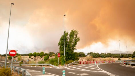 Carretera cortada, a 2 de julio de 2026, en Chapiner&iacute;a, Madrid (Espa&ntilde;a). Los incendios que afectan a la Comunidad de Madrid siguen avanzando sin control y se han unido en un solo foco, mientras que en &Aacute;vila el incendio de Burgohondo avanza tambi&eacute;n sin control lo que ha obligado al Gobierno central a declarar la emergencia nacional en un d&iacute;a en la que las previsiones meteorol&oacute;gicas de intensas rachas de viento dificultan las labores de extinci&oacute;n. Hasta el momento se han quemado 9.000 hect&aacute;reas...