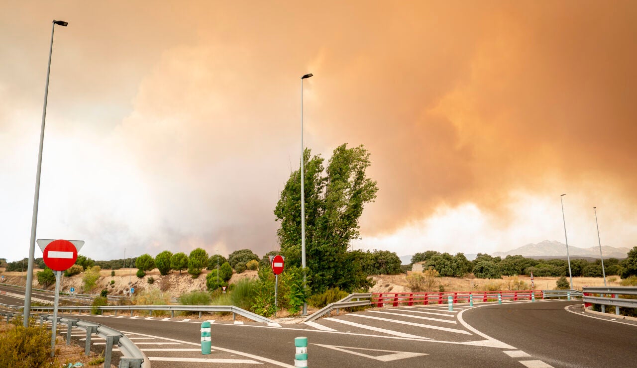 Los incendios en la Comunidad de Madrid se unen en un solo frente y se vigila un tercer frente desde &Aacute;vila
