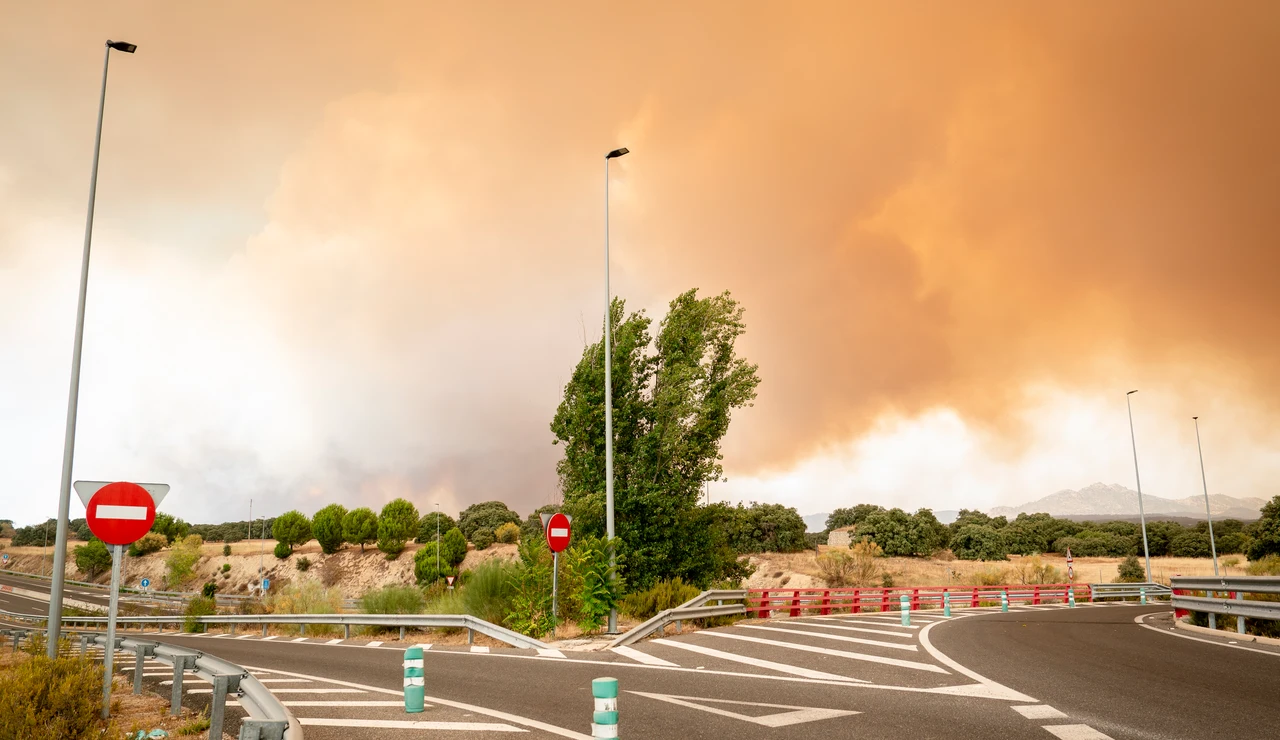 Los incendios en la Comunidad de Madrid se unen en un solo frente y se vigila un tercer frente desde Ávila