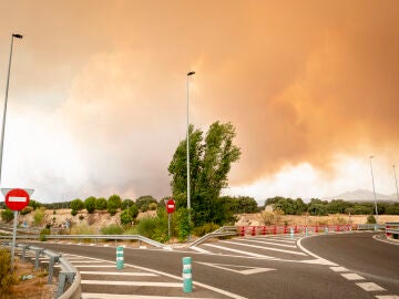 Carretera cortada, a 2 de julio de 2026, en Chapiner&iacute;a, Madrid (Espa&ntilde;a). Los incendios que afectan a la Comunidad de Madrid siguen avanzando sin control y se han unido en un solo foco, mientras que en &Aacute;vila el incendio de Burgohondo avanza tambi&eacute;n sin control lo que ha obligado al Gobierno central a declarar la emergencia nacional en un d&iacute;a en la que las previsiones meteorol&oacute;gicas de intensas rachas de viento dificultan las labores de extinci&oacute;n. Hasta el momento se han quemado 9.000 hect&aacute;reas...