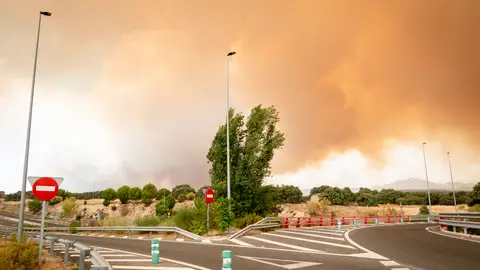 Los incendios en la Comunidad de Madrid se unen en un solo frente y se vigila un tercer frente desde Ávila Carretera cortada, a 2 de julio de 2026, en Chapinería, Madrid (España). Los incendios que afectan a la Comunidad de Madrid siguen avanzando sin control y se han unido en un solo foco, mientras que en Ávila el incendio de Burgohondo avanza también sin control lo que ha obligado al Gobierno central a declarar la emergencia nacional en un día en la que las previsiones meteorológicas de intensas rachas de viento dificultan las labores de extinción. Hasta el momento se han quemado 9.000 hectáreas...
