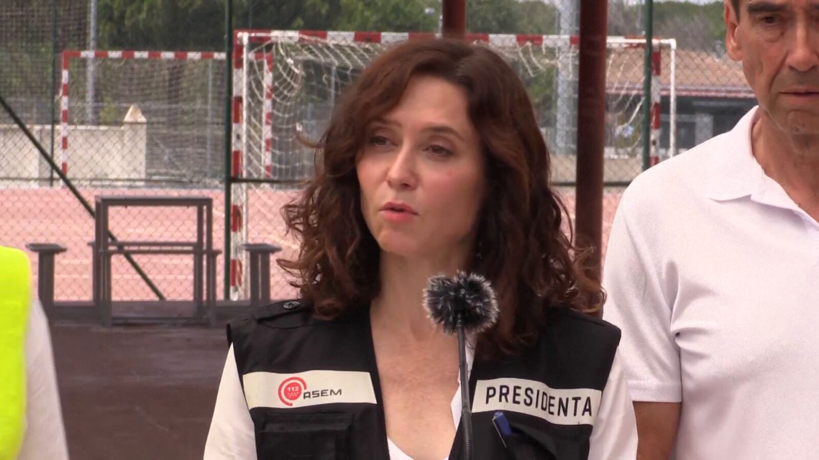Ayuso anuncia un plan de recuperación mientras continúa activo el mayor incendio de la historia de Madrid