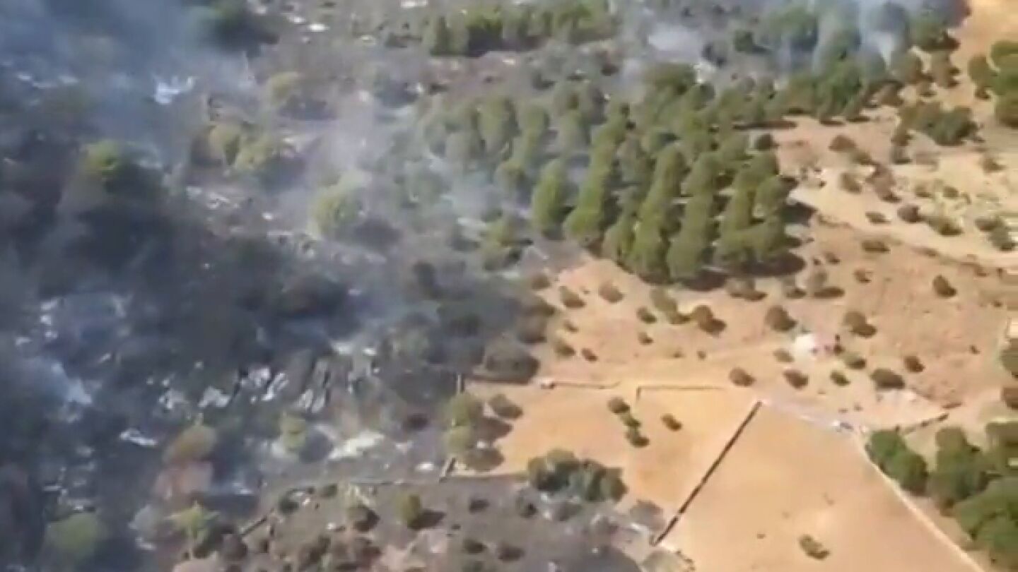 La Guardia Civil sobrevuela las zonas afectadas por el incendio