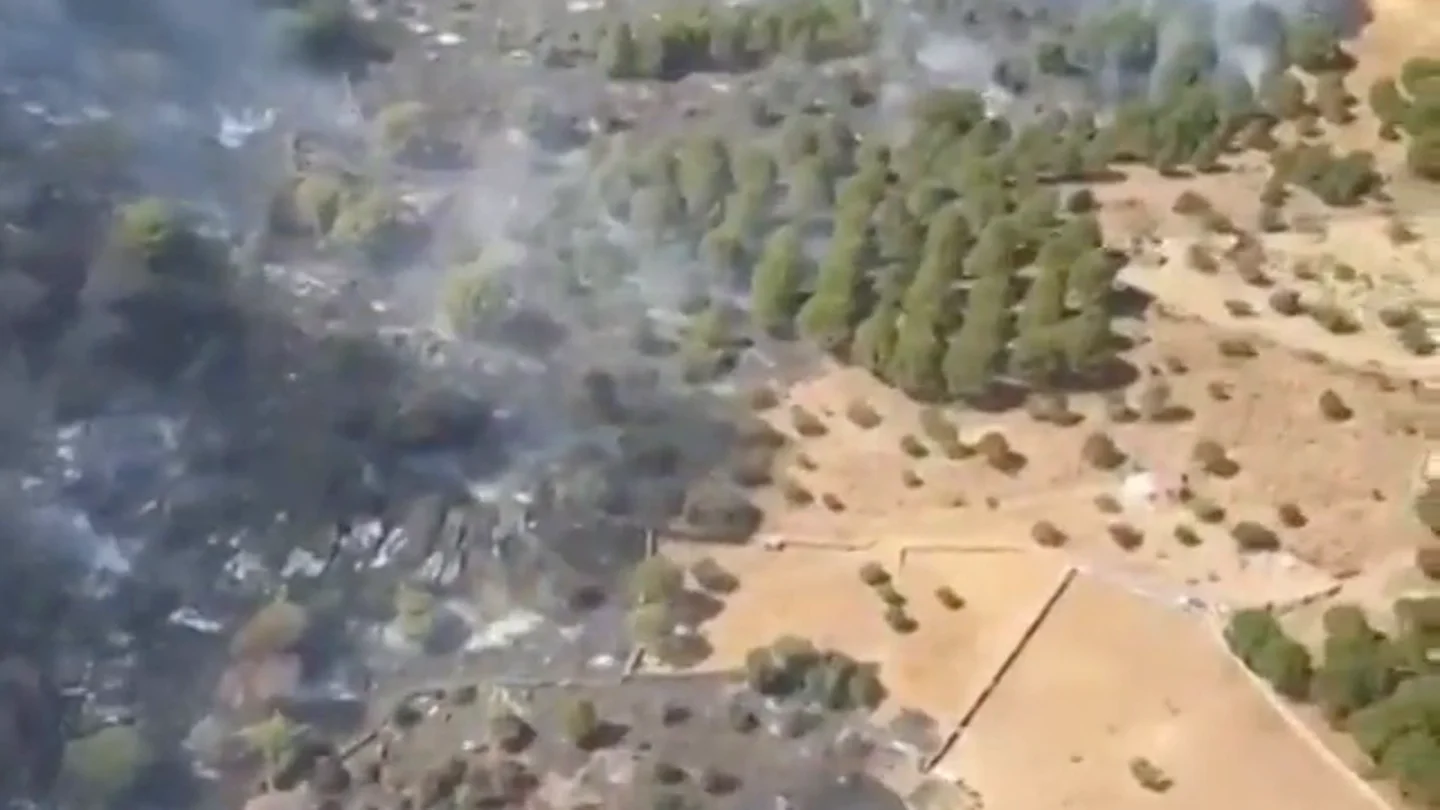 La Guardia Civil sobrevuela las zonas afectadas por el incendio La Guardia Civil sobrevuela las zonas afectadas por el incendio