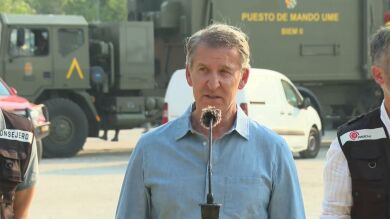 Feijóo visita el puesto de mando del incendio de Madrid y advierte de que la temporada 