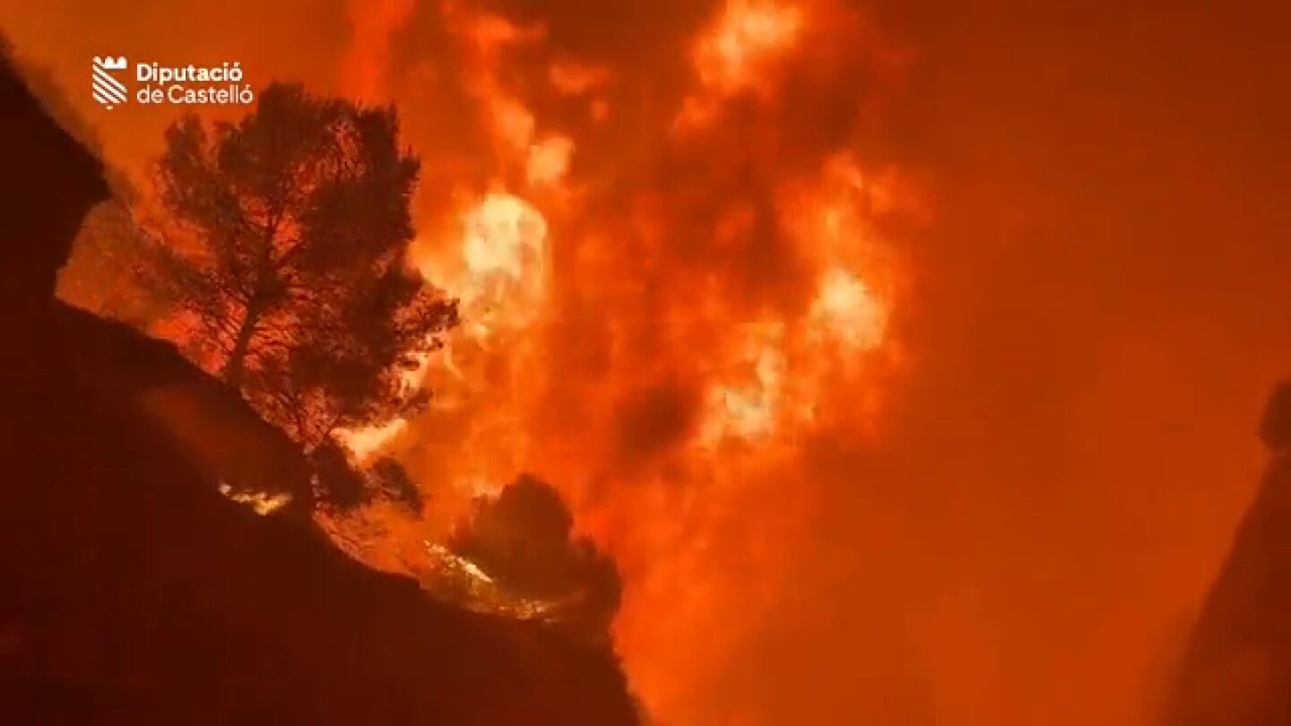  Llamas gigantes en el incendio de La Vall de Uix&oacute;