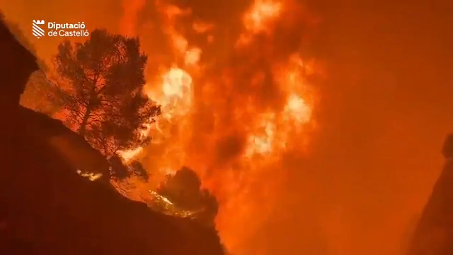 Llamas gigantes en el incendio de La Vall de Uixó Llamas gigantes en el incendio de La Vall de Uixó