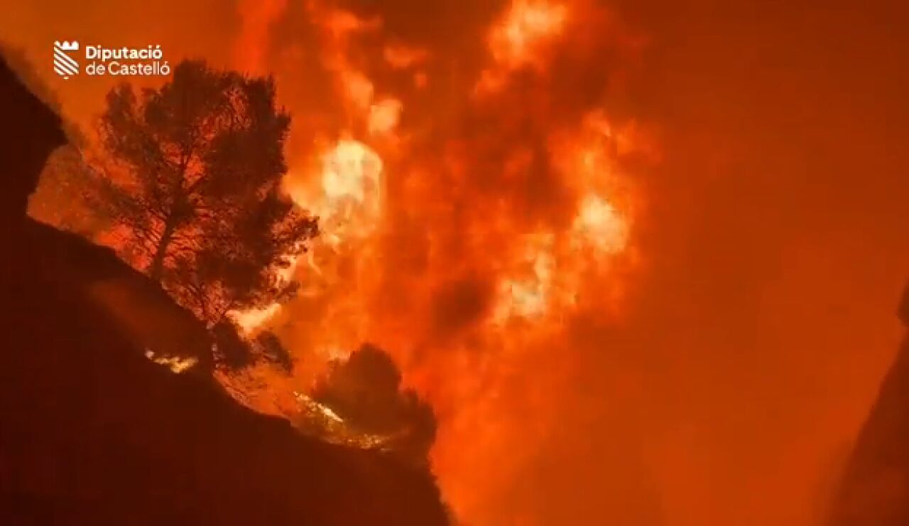  Llamas gigantes en el incendio de La Vall de Uix&oacute;