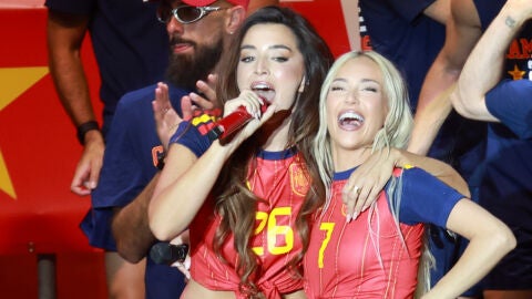 Lola Índigo y Ana Mena durante la celebración en Madrid del Mundial de la selección española de fútbol