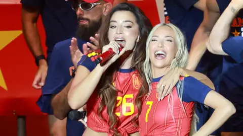 Lola Índigo y Ana Mena durante la celebración en Madrid del Mundial de la selección española de fútbol Lola Índigo y Ana Mena durante la celebración en Madrid del Mundial de la selección española de fútbol